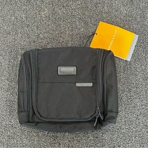 Briggs and Riley Deluxe Hangable Kit Toiletry BL120 Black- NWT